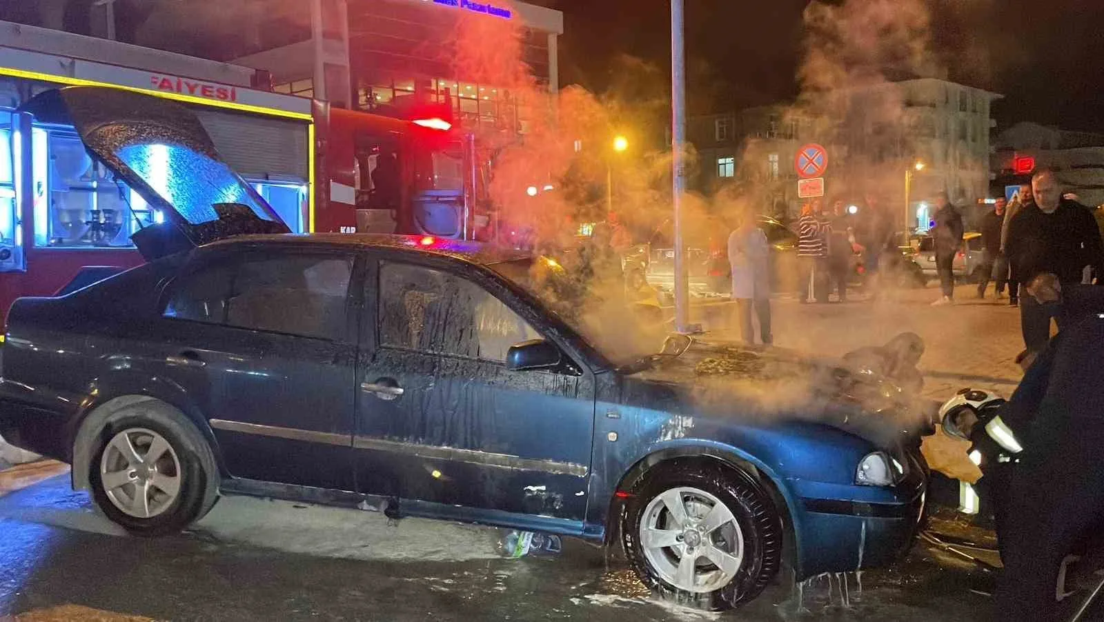 Karaman’da seyir halindeki otomobilin motor kısmında çıkan yangın söndürüldü. Araçta