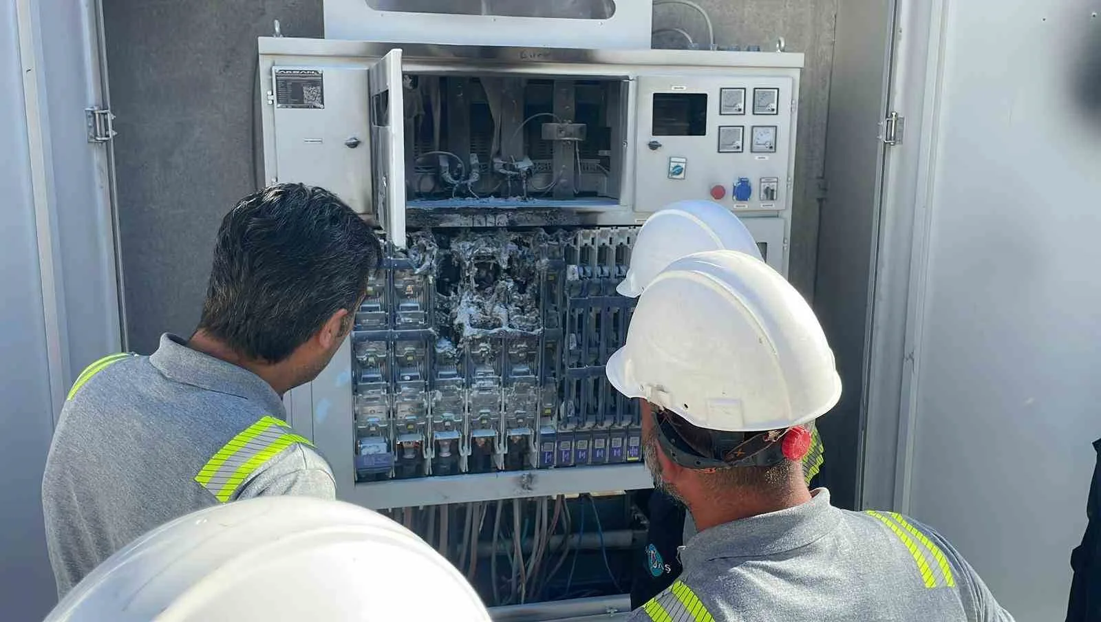 Karaman’da elektrik trafosunda çıkan yangın mahalleliyi korkuttu. Yangın, Yenimahalle 284.