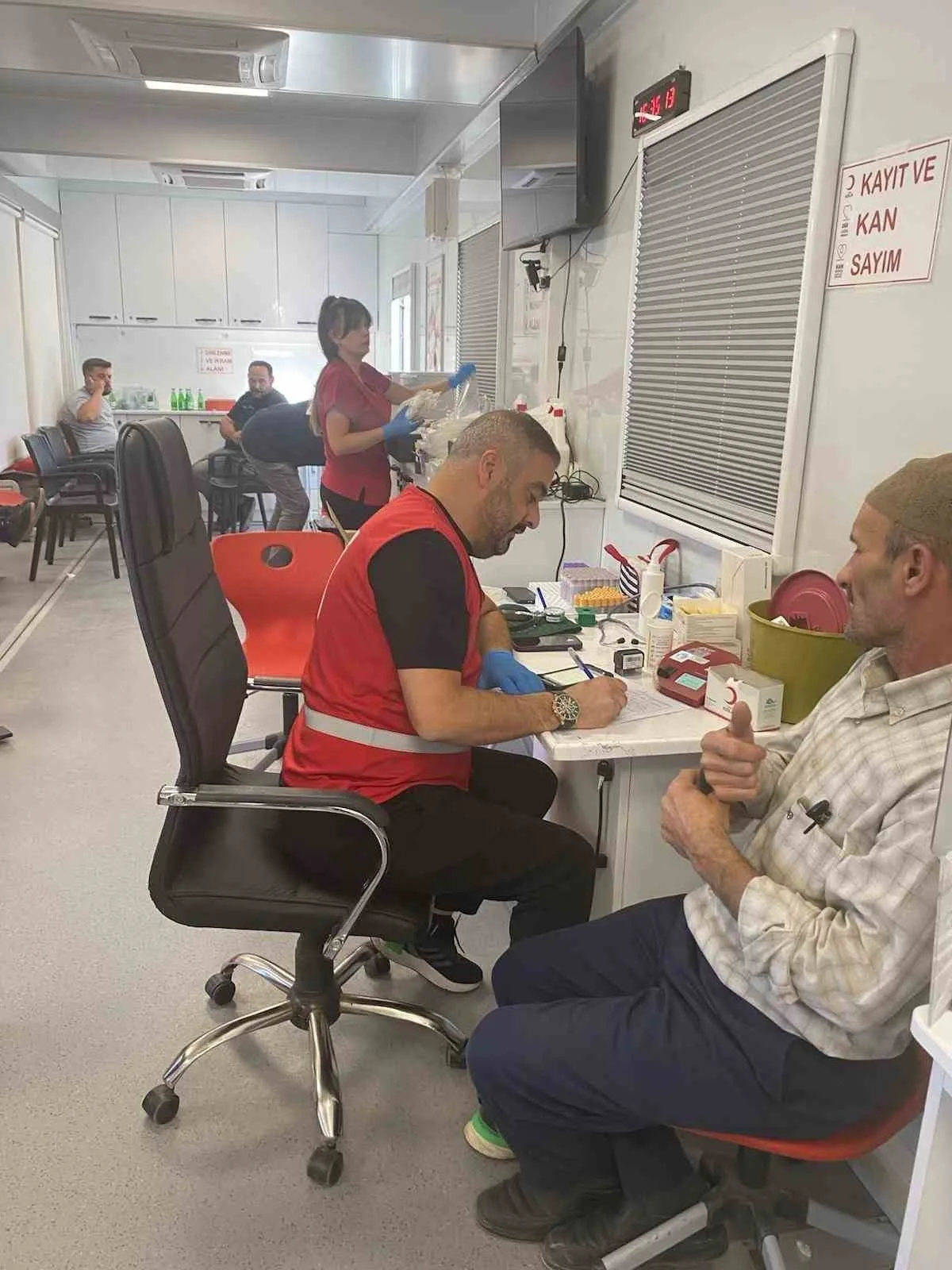 Konya’nın Karapınar ilçesinde, Kızılay tarafından düzenlenen kan bağışı kampanyasında 4