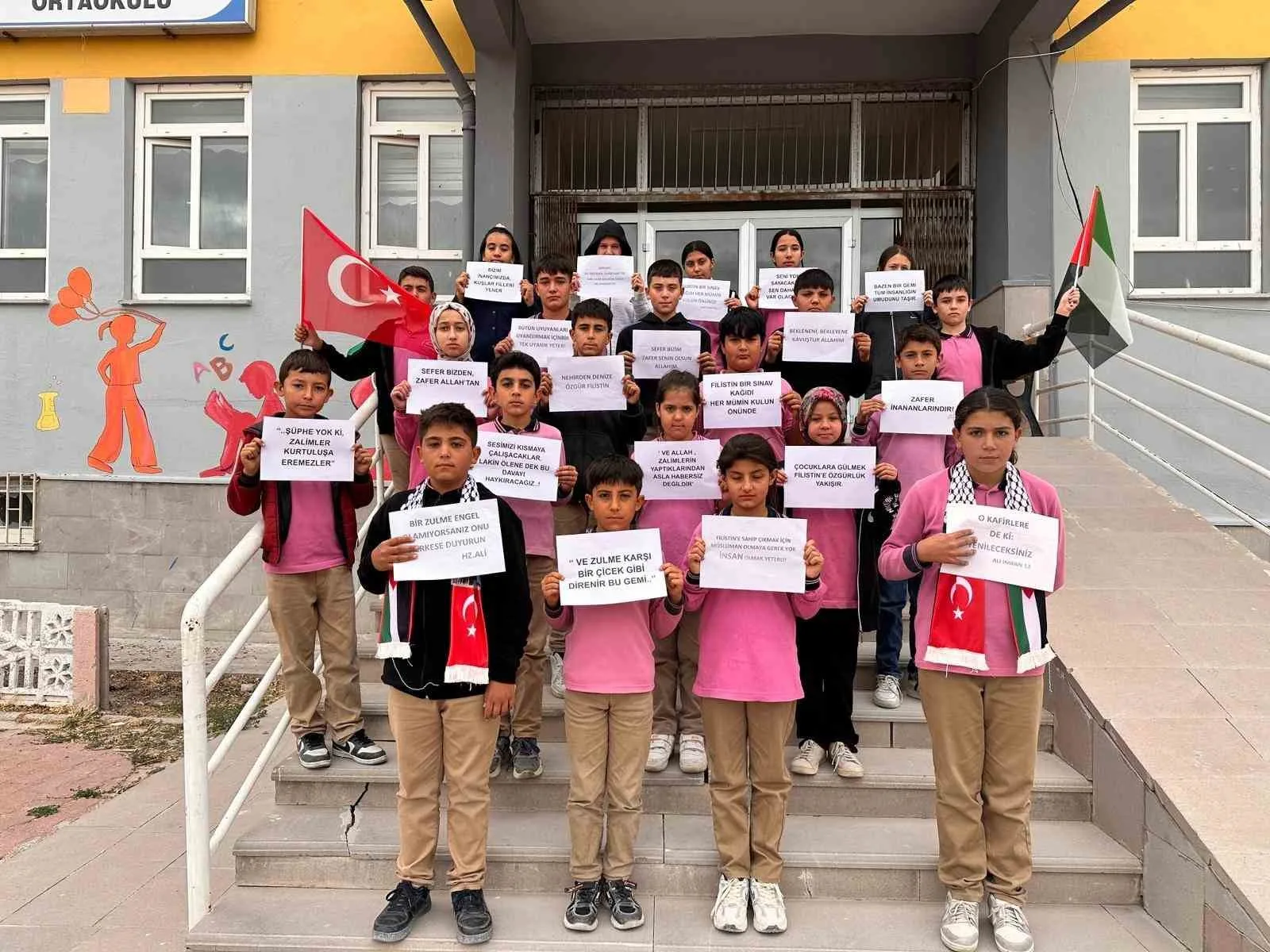 Konya’nın Karapınar ilçesinde ilk ve ortaokul öğrencileri, Filistin’de yaşanan insan
