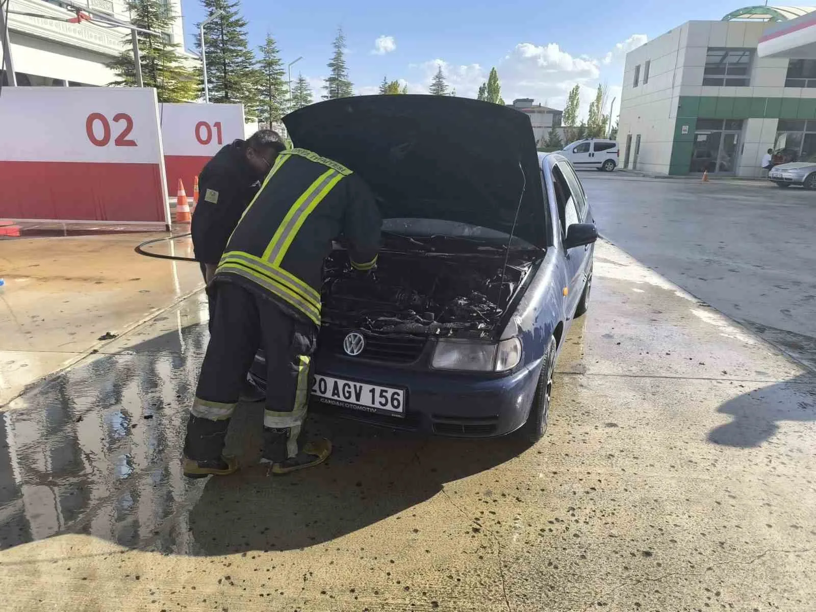 Konya’nın Karapınar ilçesinde akaryakıt istasyonundan yakıt alan bir otomobilin hareket