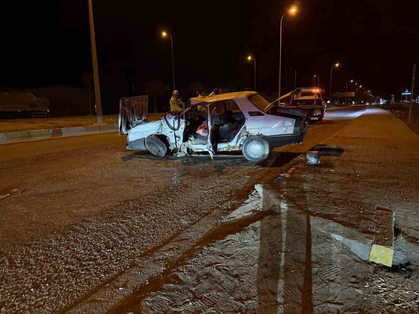 Konya’nın Karapınar ilçesinde, tır ile otomobilin çarpışması sonucu 2 kişi