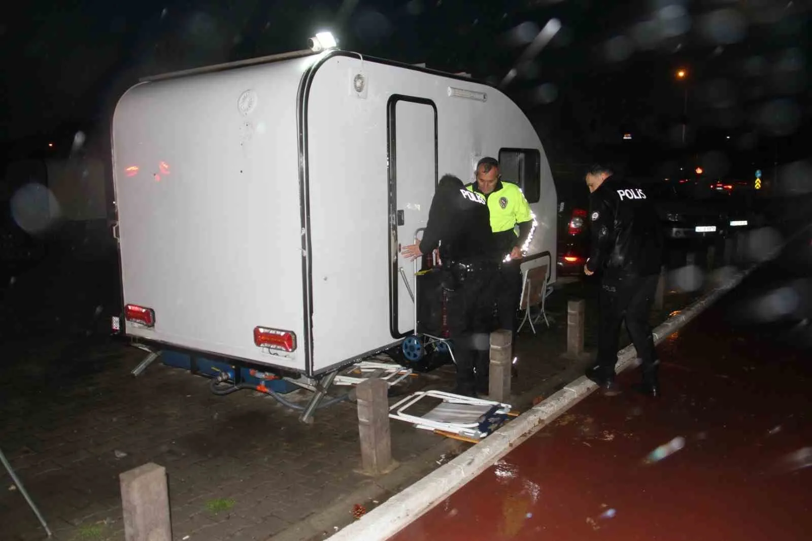 Konya’nın Beyşehir ilçesinde göl kenarında karavanda yaşayan bir kişiden haber