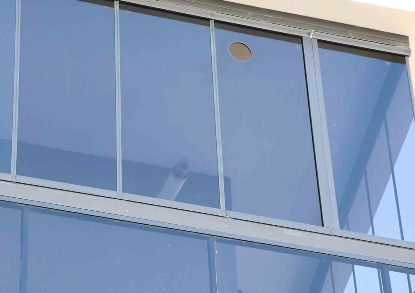 Aksaray’da kombinin baca borusunun yeni yaptırılan cam balkondan dışarı verilmemesi