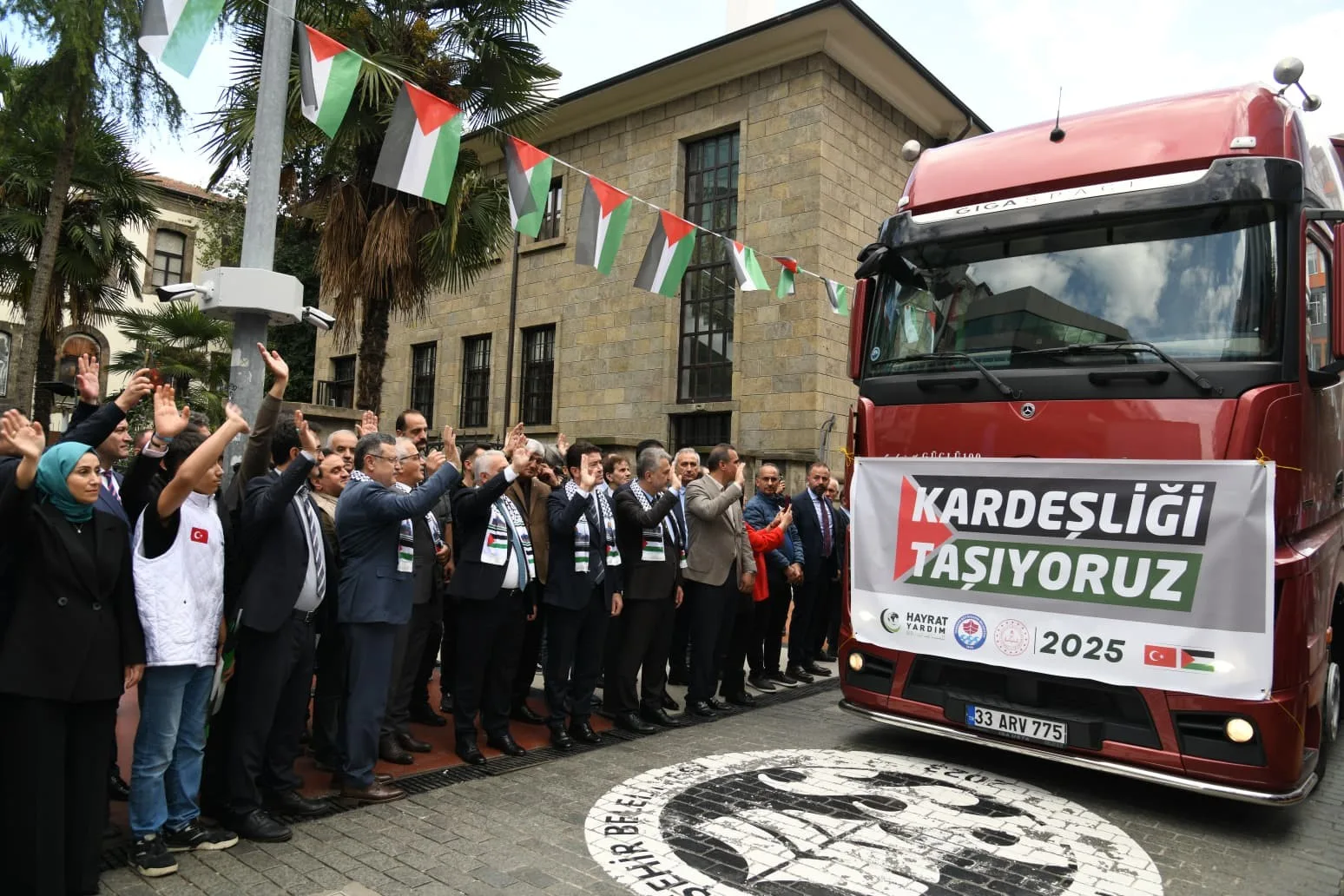 Trabzon’da toplanan 250 ton insani yardım malzemesi, 10 tırdan oluşan