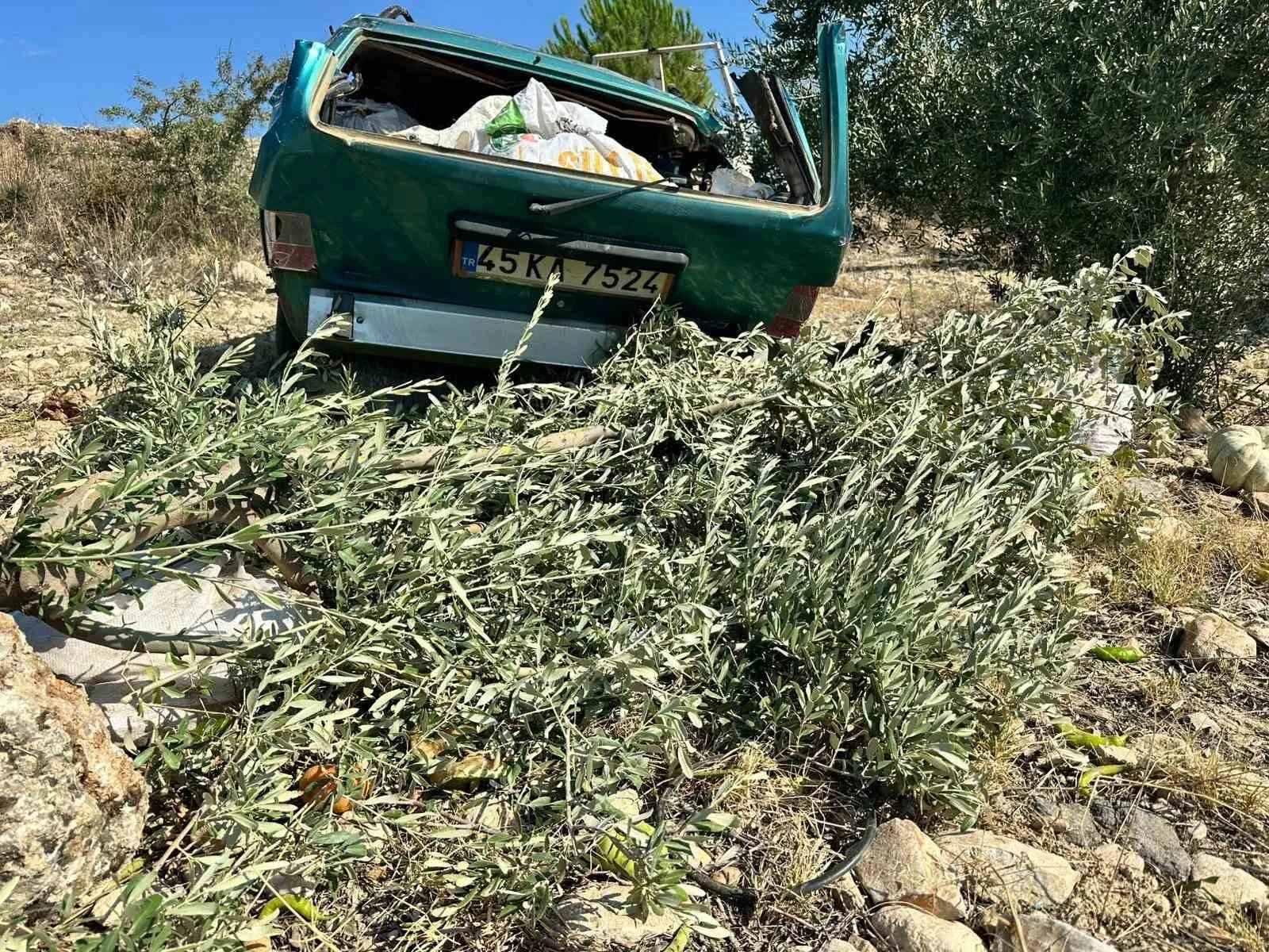 Manisa’nın Alaşehir ilçesinde, sürücüsünün direksiyon hakimiyetini kaybettiği otomobilin şarampole yuvarlanması