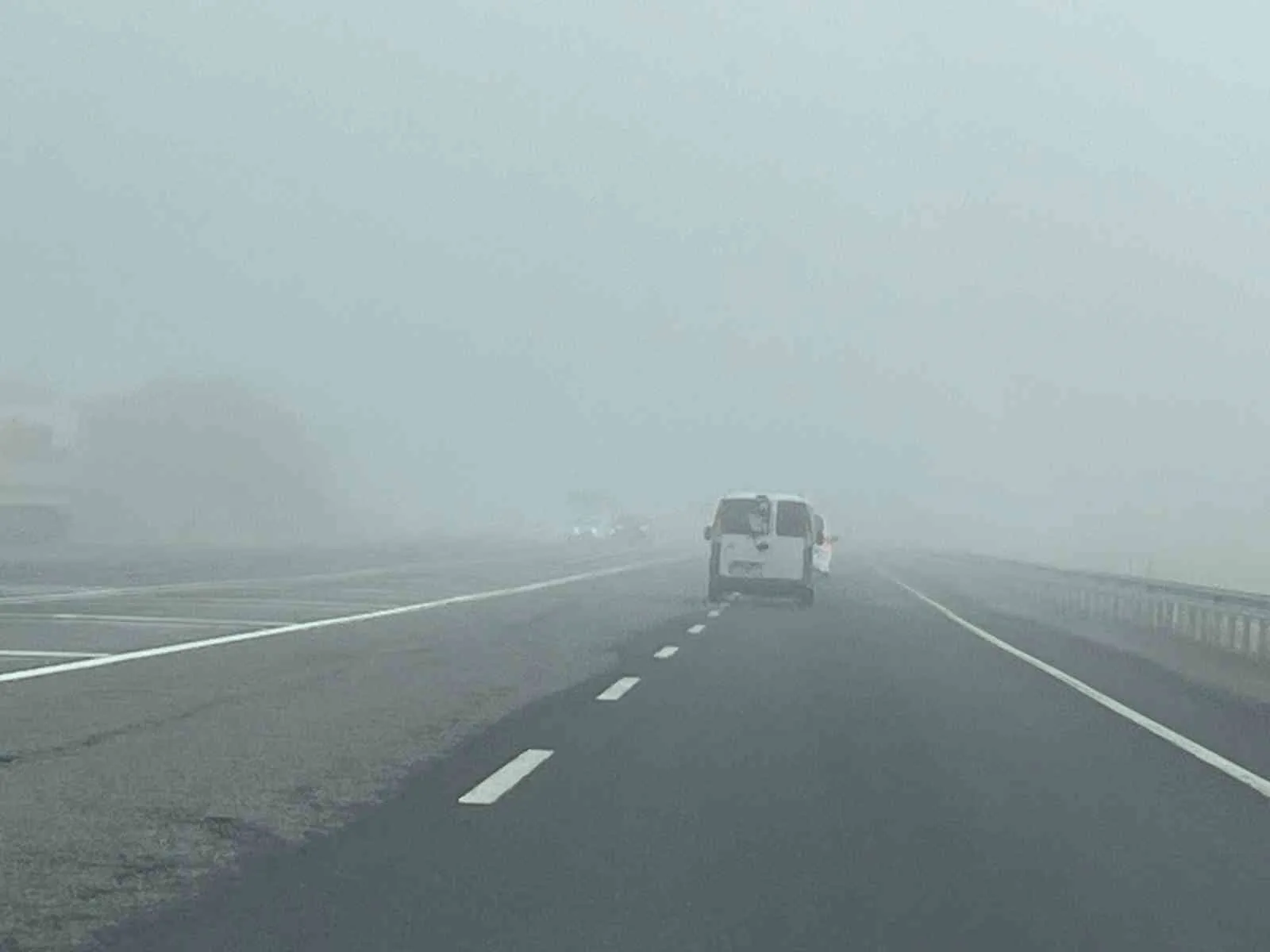 Kars-Gürcistan kara yolunda yoğun sis ulaşımı olumsuz etkiliyor. Kars’ı Gürcistan’a