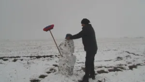 Kars’ta gece başlayan sağanak yağmur yüksek kesimlerde yerini kara bıraktı.