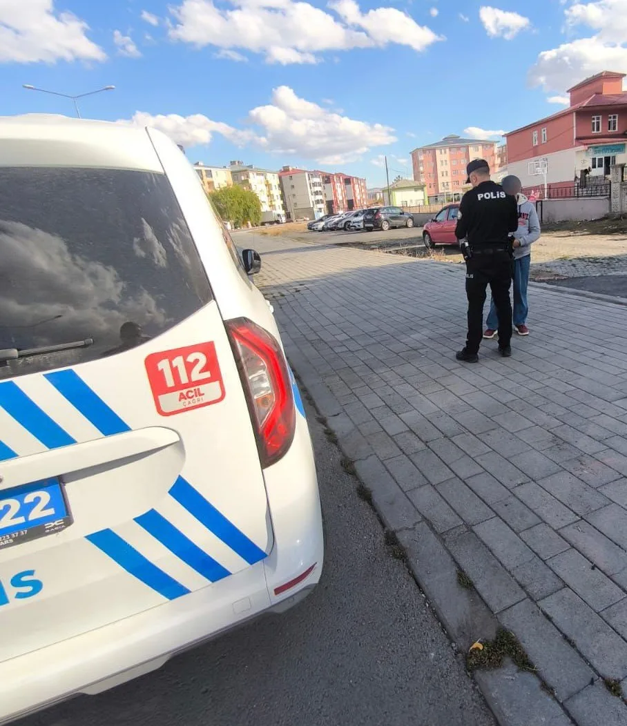 Kars’ta, eğitim-öğretimin başlamasıyla birlikte, polis ekipleri okulların çevresinde yoğun denetimlerde
