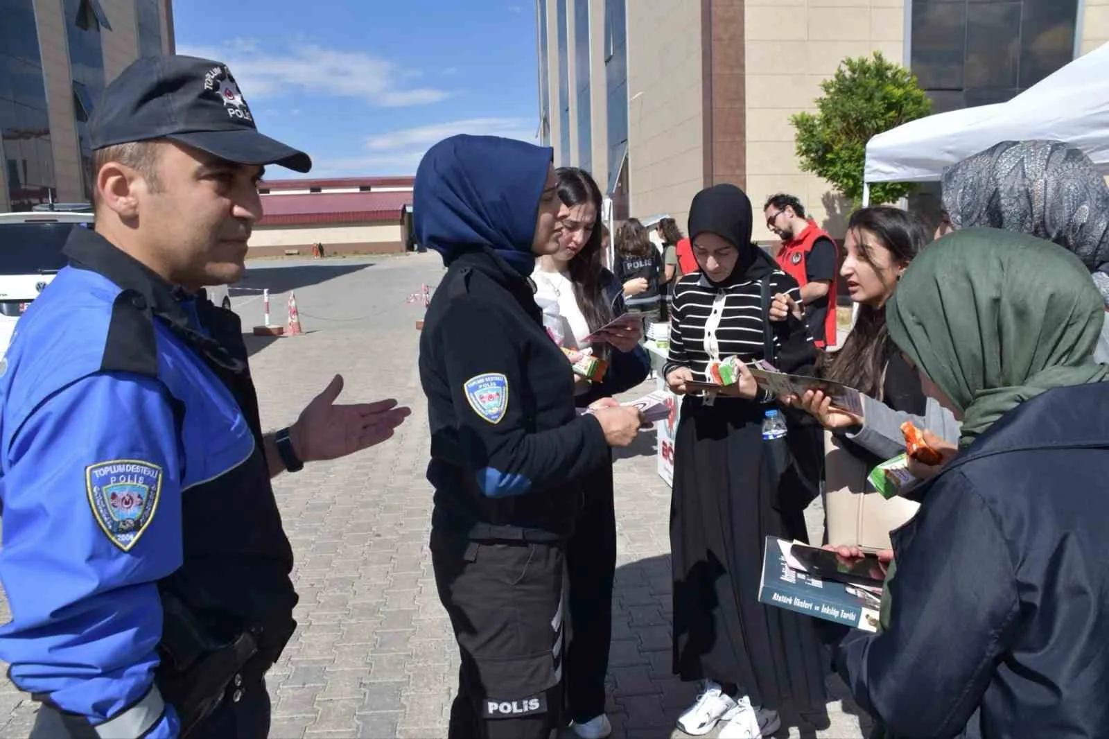 Kars’ta polis üniversite öğrencilerini bilgilendirdi. Kars Emniyet Müdürlüğü’nce Kafkas Üniversitesi’nde