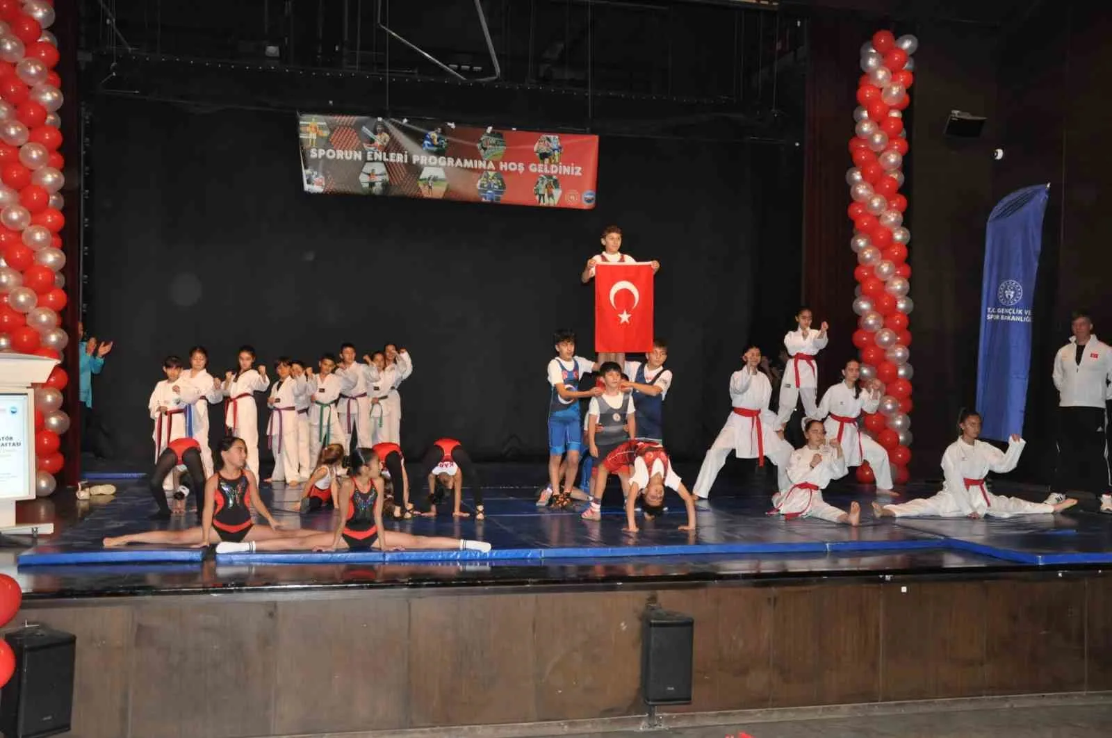 Kars’ta Amatör Spor Haftası etkinlikleri kapsamında düzenlenen “Sporun Enleri Ödül