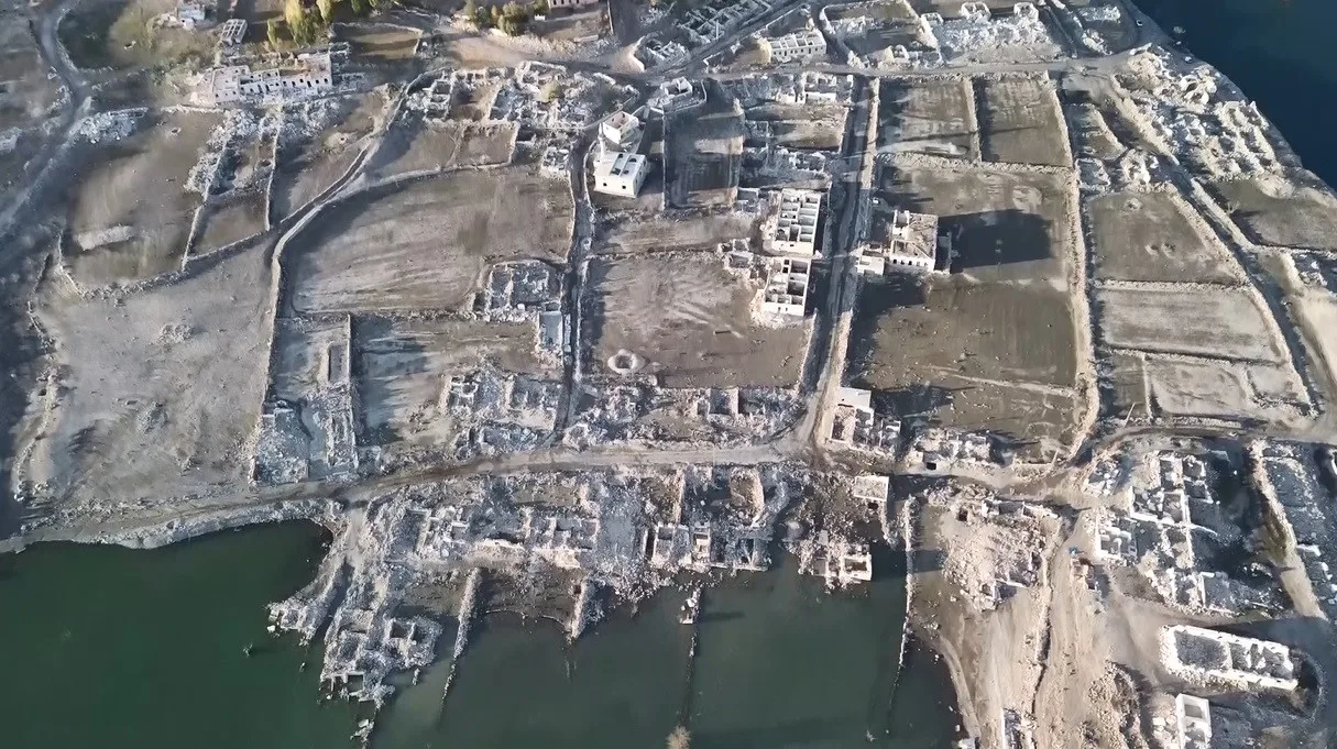Kars’ta baraj suları çekildi, eski köy tamamen ortaya çıktı. Kars’ın