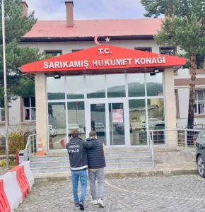 Kars’ta aracında uyuşturucu madde ele geçirilen uzman çavuş tutuklandı. Emniyet