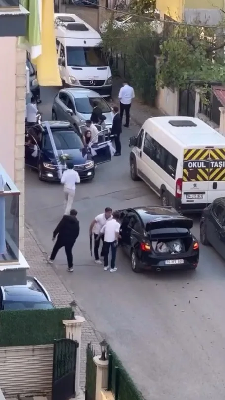 Kartal’da gelin alma merasimi sırasında düğün konvoyunda bulunan araçlardaki kişiler