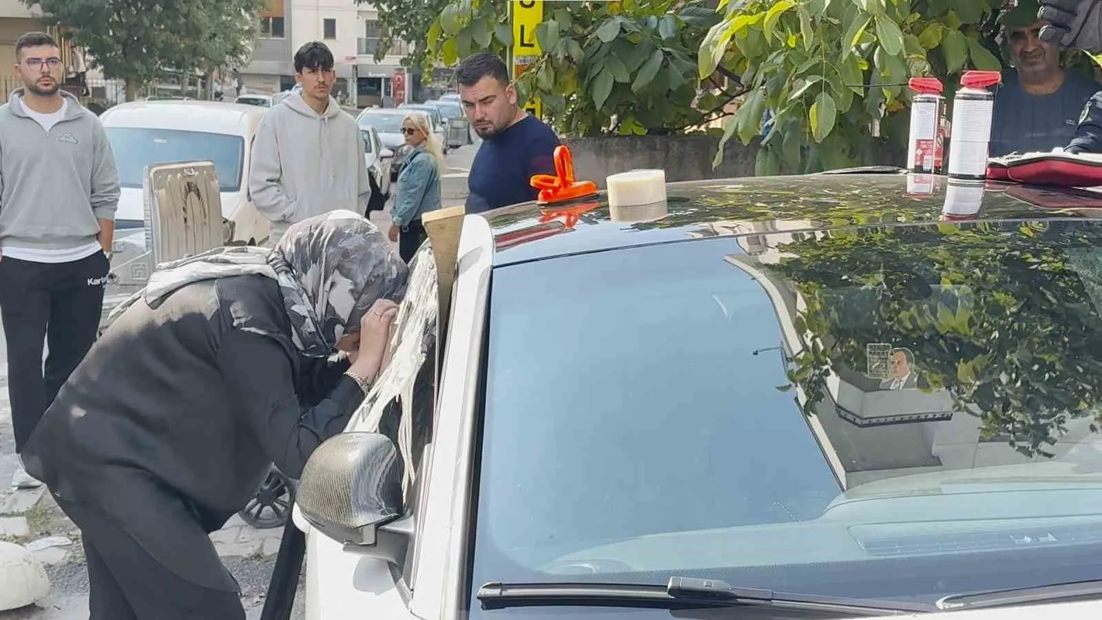 İstanbul Kartal’da annesinin anahtarı araçta unutması sonucu otomobilde kilitli kalan