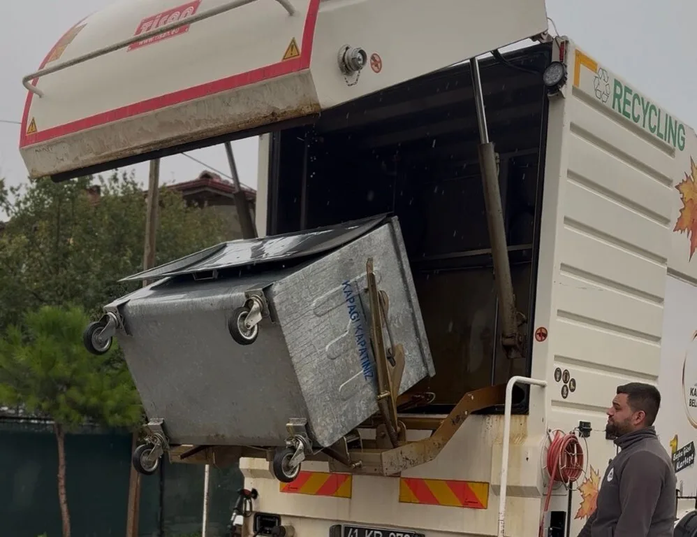 Kartepe Belediyesi, ilçe genelindeki çöp konteynerlerini özel araçla düzenli olarak