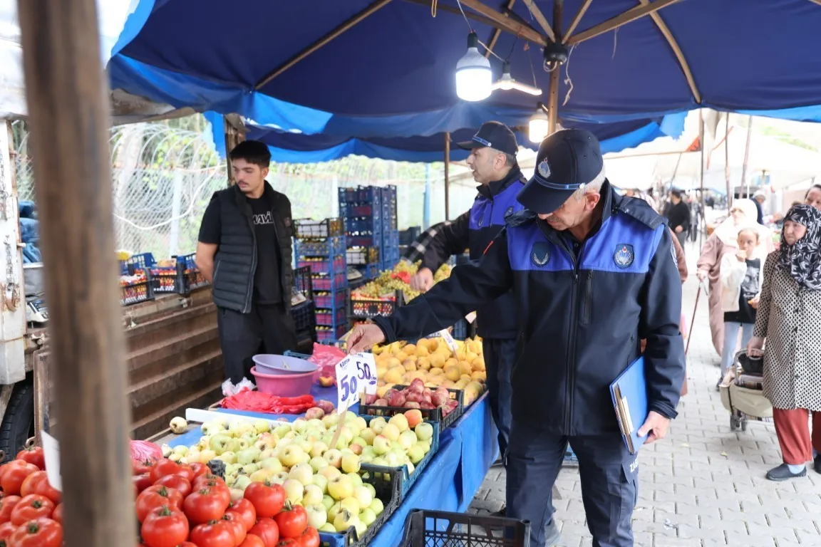 Kartepe Belediyesi Zabıta Müdürlüğü ekipleri, ilçe genelinde kurulan semt pazarlarında