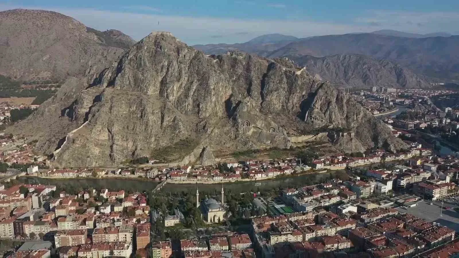 Amasya’da Türkiye’nin en görkemli kaleleri arasında gösterilen Harşena Kalesi’nin sarp