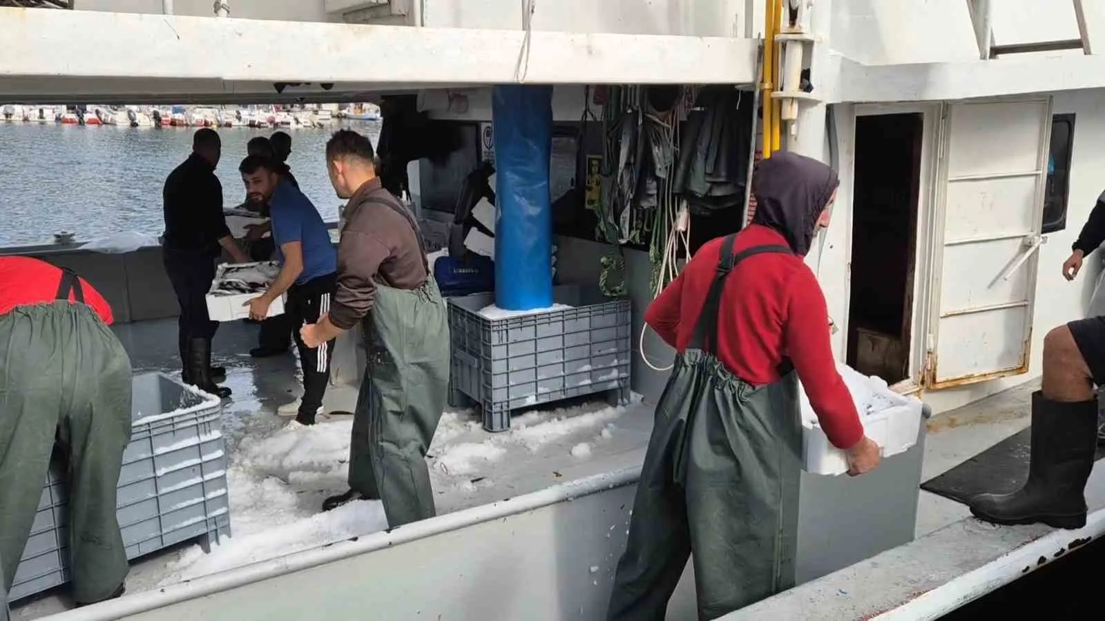 Marmara Denizi’nde avlanan büyük balıkçı tekneleri Süleymanpaşa’daki limana onlarca kasa
