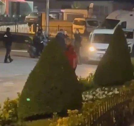 Kastamonu Belediyesinden işten çıkarıldığı iddia edilen şahıs, belediye binası önünde