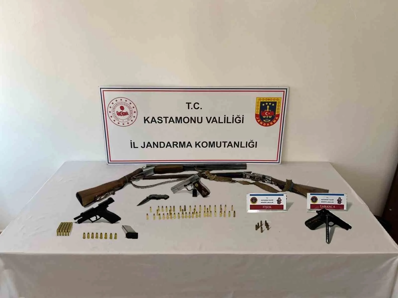 Kastamonu’da jandarma ekiplerine gerçekleştirilen operasyonda 3 adet ruhsatsız tabanca ile