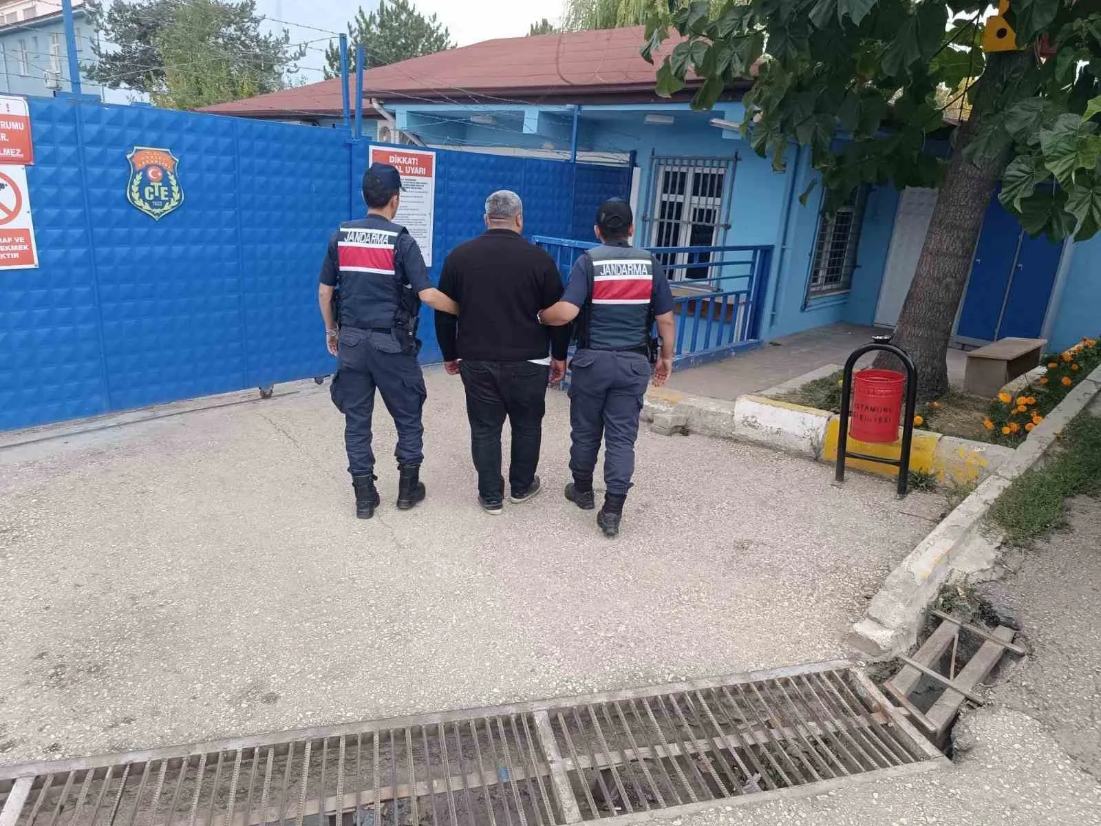 Kastamonu’da jandarma ekiplerince, haklarında yakalama kararı bulunan 28 kişi yakalandı.