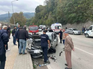 Kastamonu’nun İnebolu ilçesinde iki otomobilin çarpışması neticesinde 4 kişi yaralandı.