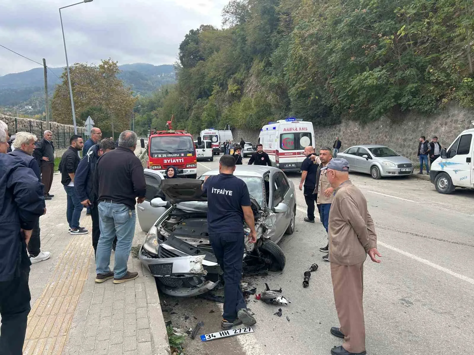 Kastamonu’nun İnebolu ilçesinde iki otomobilin çarpışması neticesinde 4 kişi yaralandı.