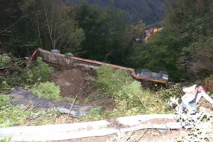 Kastamonu’nun Bozkurt ilçesinde iş makinesi yüklü tırın şarampole devrildiği kazada