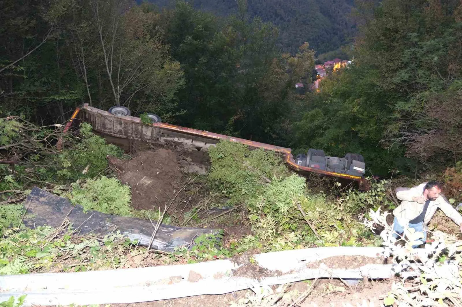Kastamonu’nun Bozkurt ilçesinde iş makinesi yüklü tırın şarampole devrildiği kazada