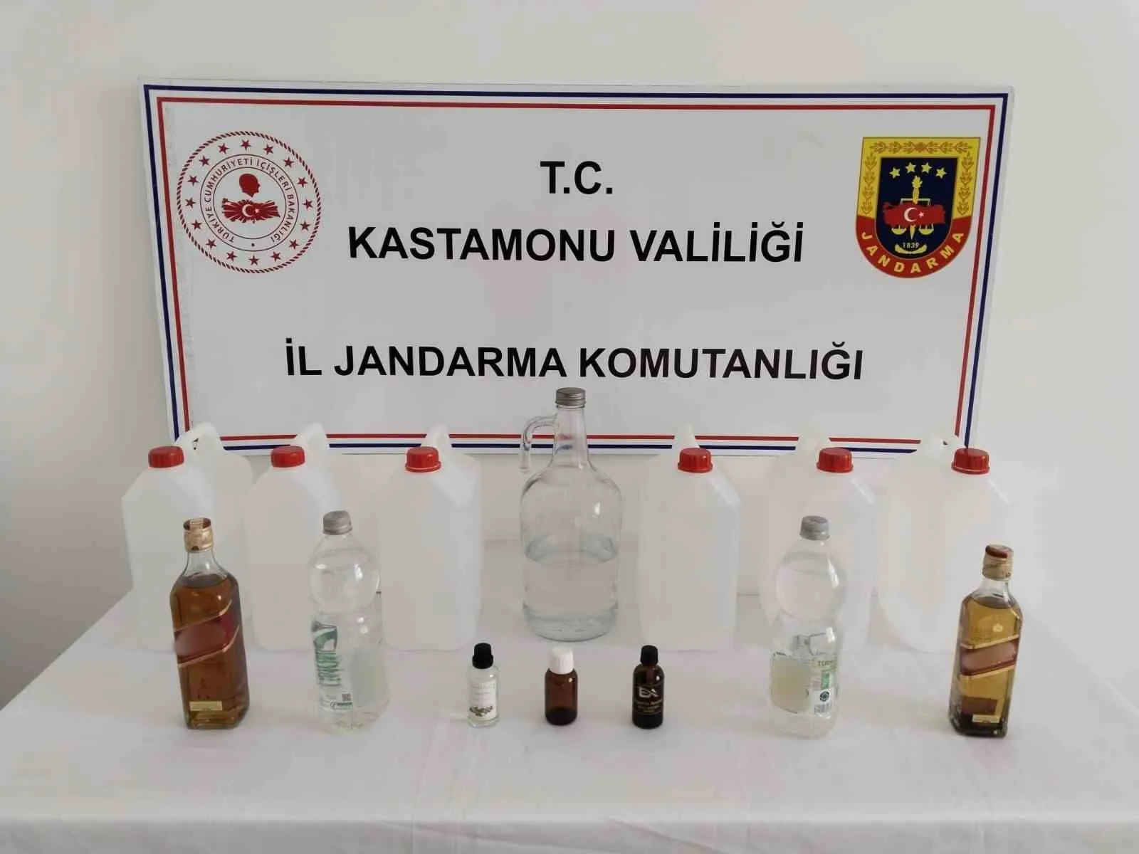 Kastamonu’da jandarma ekiplerince gerçekleştirilen operasyonda sahte içki ele geçirildi. Edinilen