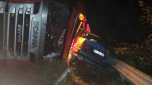 Kastamonu’nun İnebolu ilçesinde tırın otomobilin üzerine devrildiği kazada 2 kişi