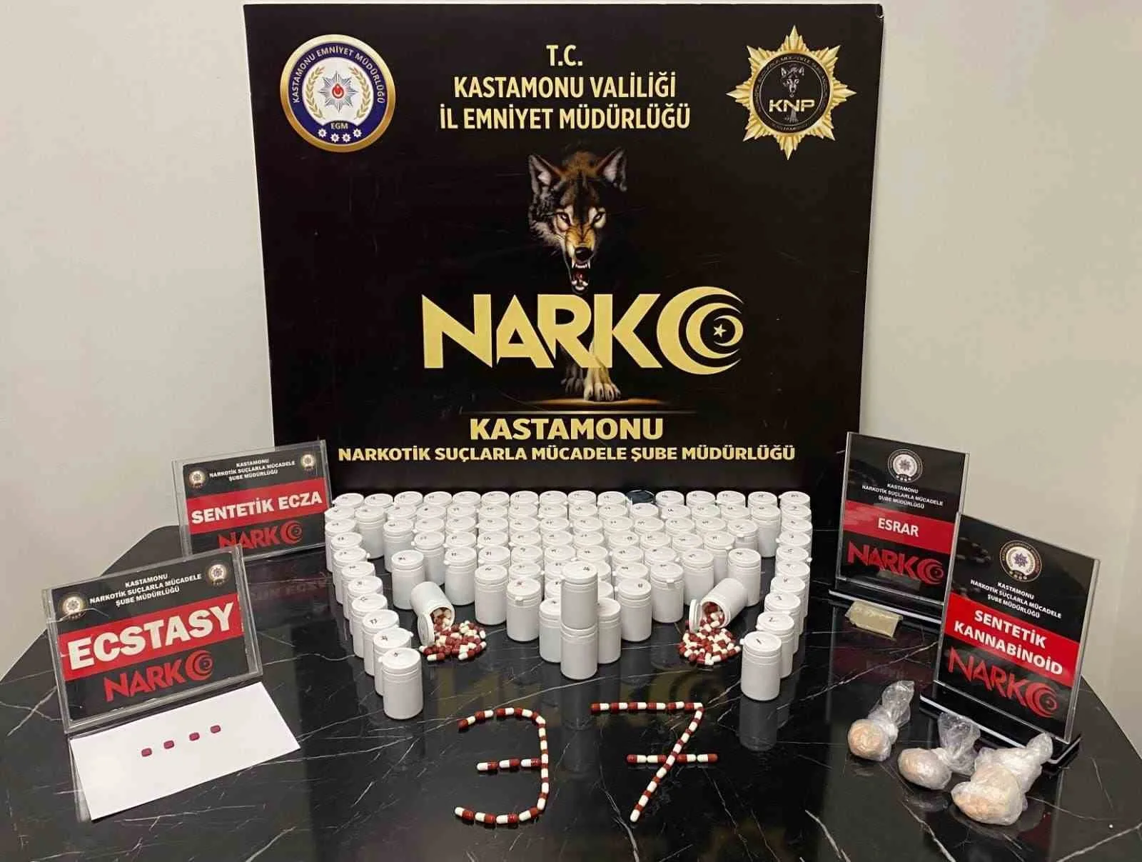 Kastamonu’da gerçekleştirilen operasyonda çeşitli uyuşturucu maddelerle yakalanan 2 şüpheli, adli