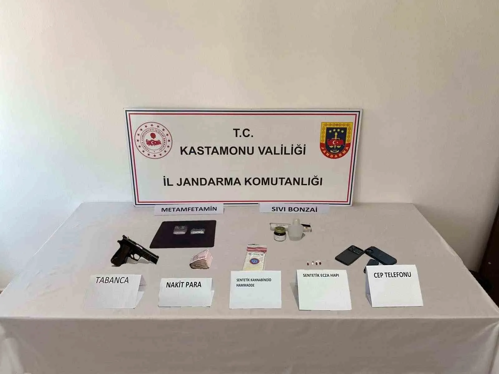 Kastamonu’da jandarma ekiplerinin çalışması neticesinde uyuşturucuyla yakalanan 9 kişi gözaltına