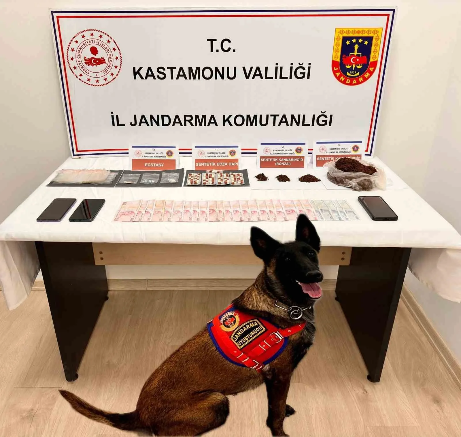Kastamonu’nun Tosya ilçesinde jandarma ekiplerince düzenlenen operasyonda uyuşturucu maddeyle yakalanan
