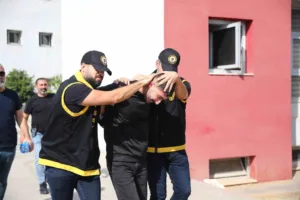 Adana’da husumetli olduğu arkadaşını yaklaşık 100 metreden tabancayla vurarak öldüren