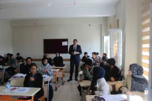 Karakoyunlu Kaymakamı Fatih Erdoğan, ilçede eğitim-öğretim faaliyetlerini sürdüren Ahmet Ali