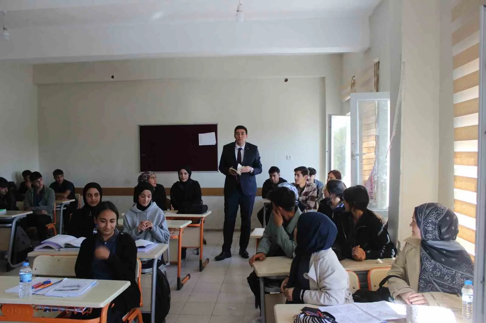 Karakoyunlu Kaymakamı Fatih Erdoğan, ilçede eğitim-öğretim faaliyetlerini sürdüren Ahmet Ali