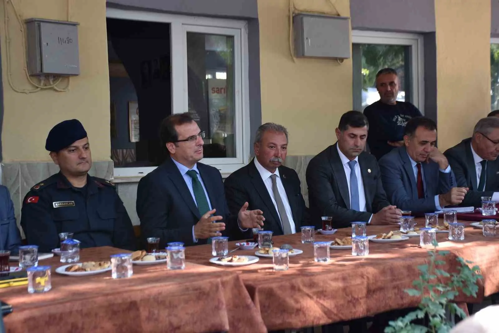 Salihli İlçe Kaymakamı Ali Güldoğan, mahalle ziyaretleri kapsamında Mersindere ve