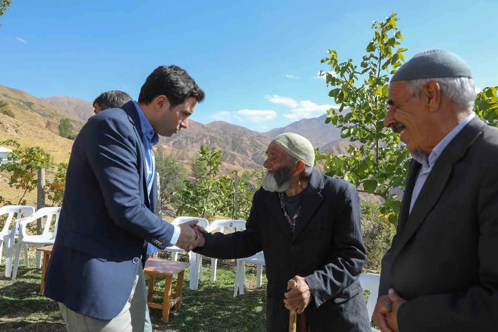 Bingöl’ün Genç ilçesinde Kaymakam Muhammet Güzel, vatandaşlarla bir araya geldi.