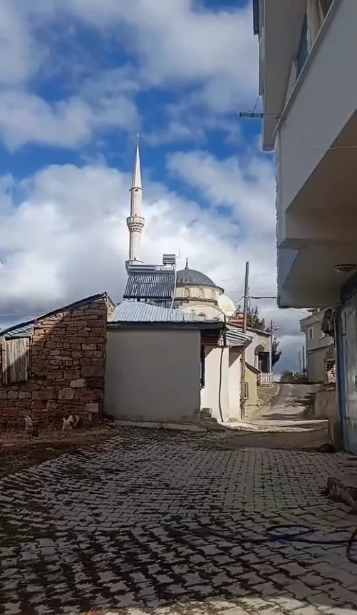 Gümüşhane’de kaynak makinesini bulamayan Fazlı Celep isimli vatandaş köy camisinden