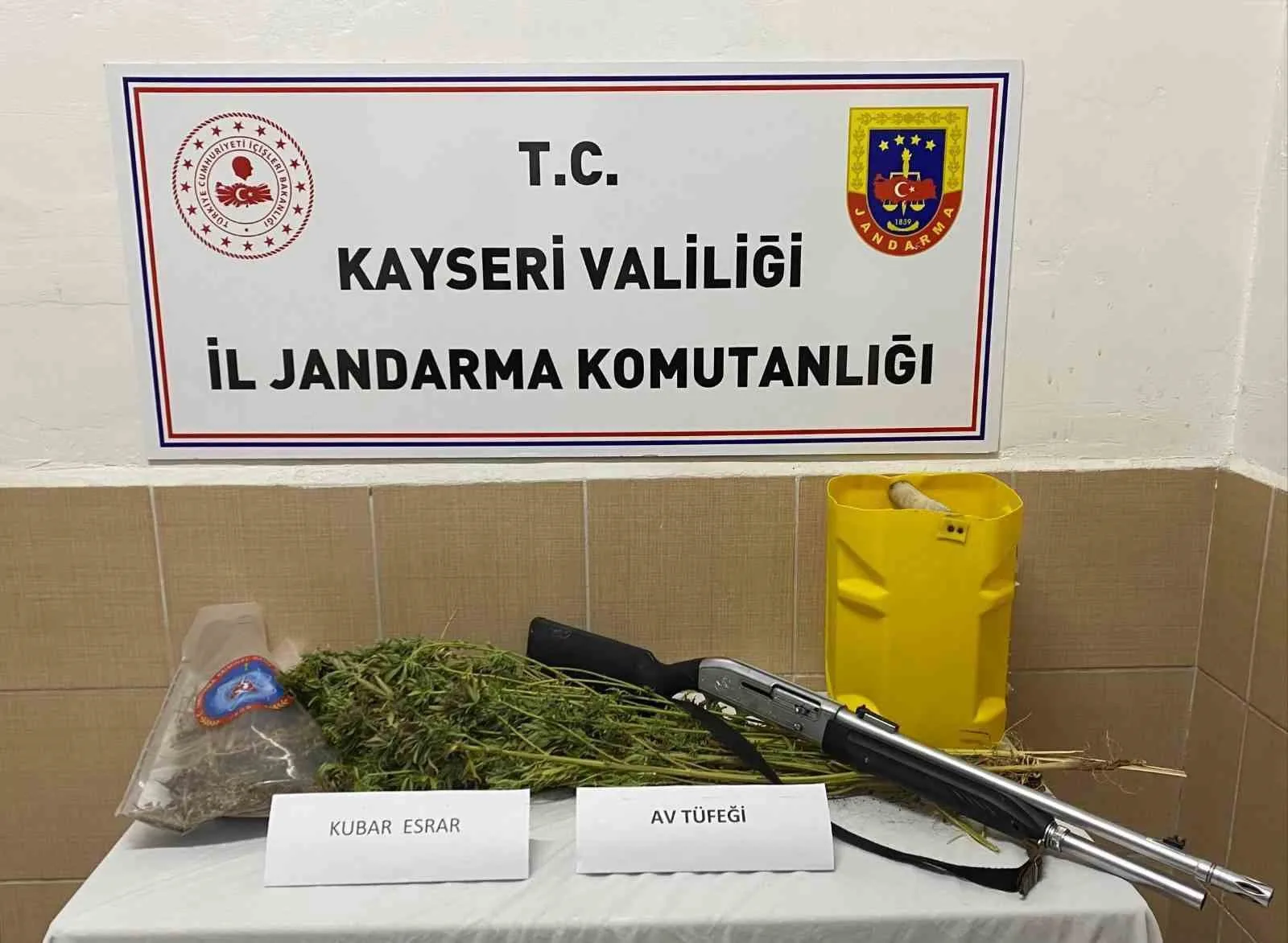 Kayseri’de jandarma ekipleri tarafından yapılan çalışmalarda; 1 kilo 690 gram