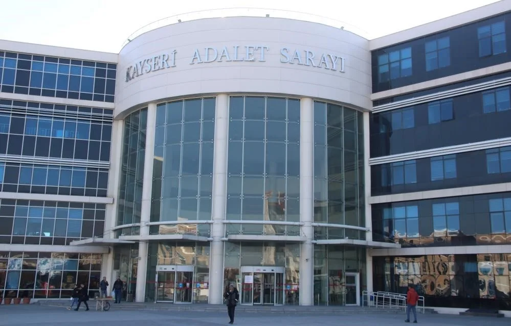 Kayseri Organize Sanayi Bölgesi’nde faaliyet gösteren mobilya fabrikasında çıkan ve