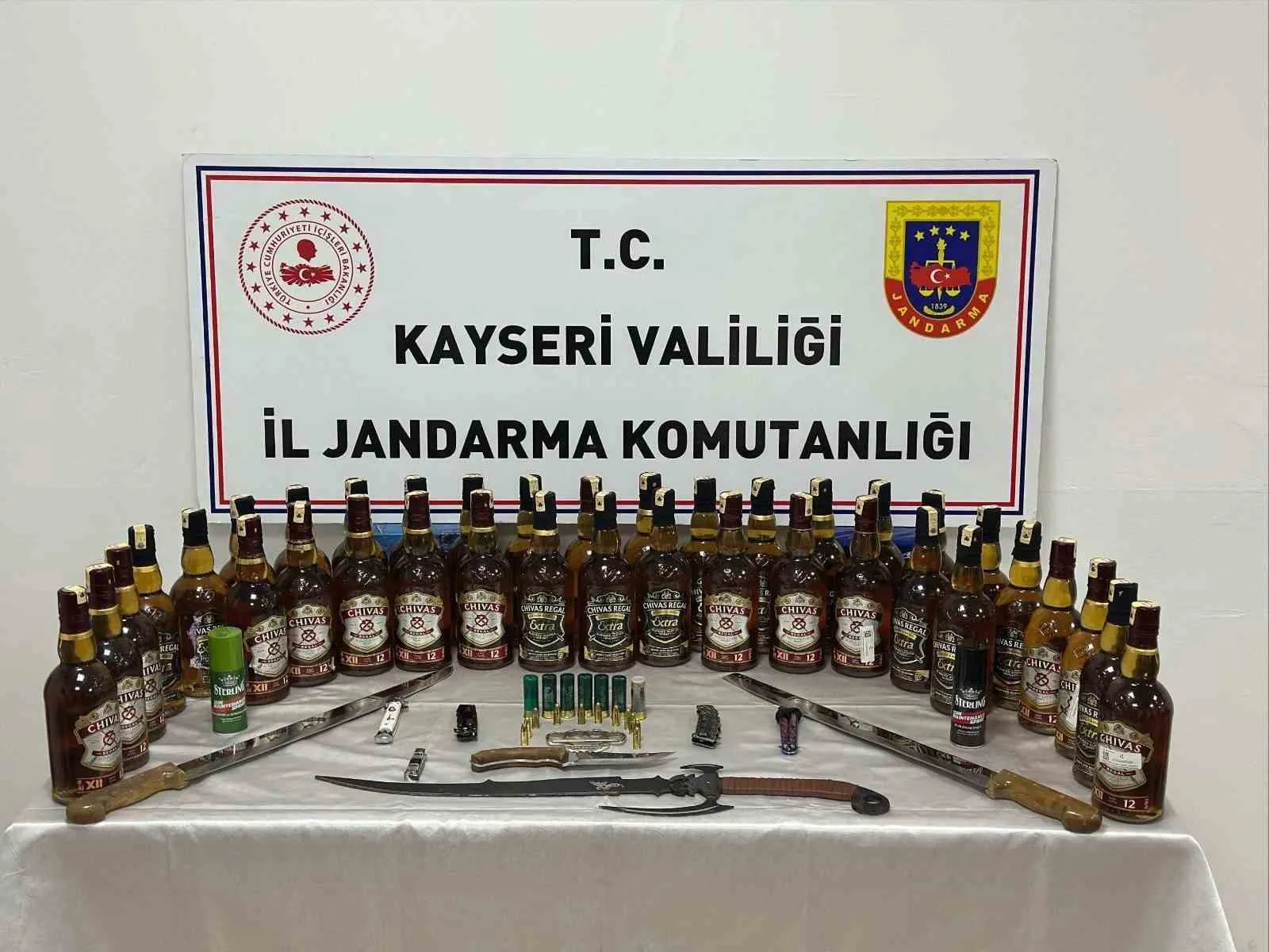 Kayseri’de jandarma ekipleri tarafından yapılan çalışmalarda; 50 şişe sahte alkol