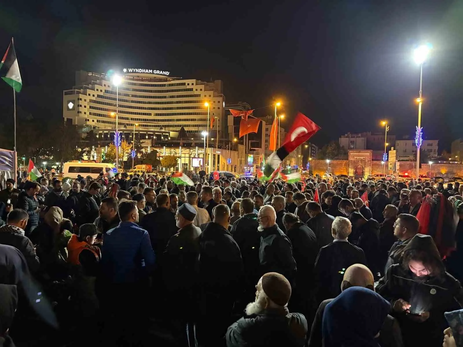 Kayseri’de vatandaşlar İsrail ordusunun Filistin’e yardım götüren Sumud Filosu’na müdahalesine