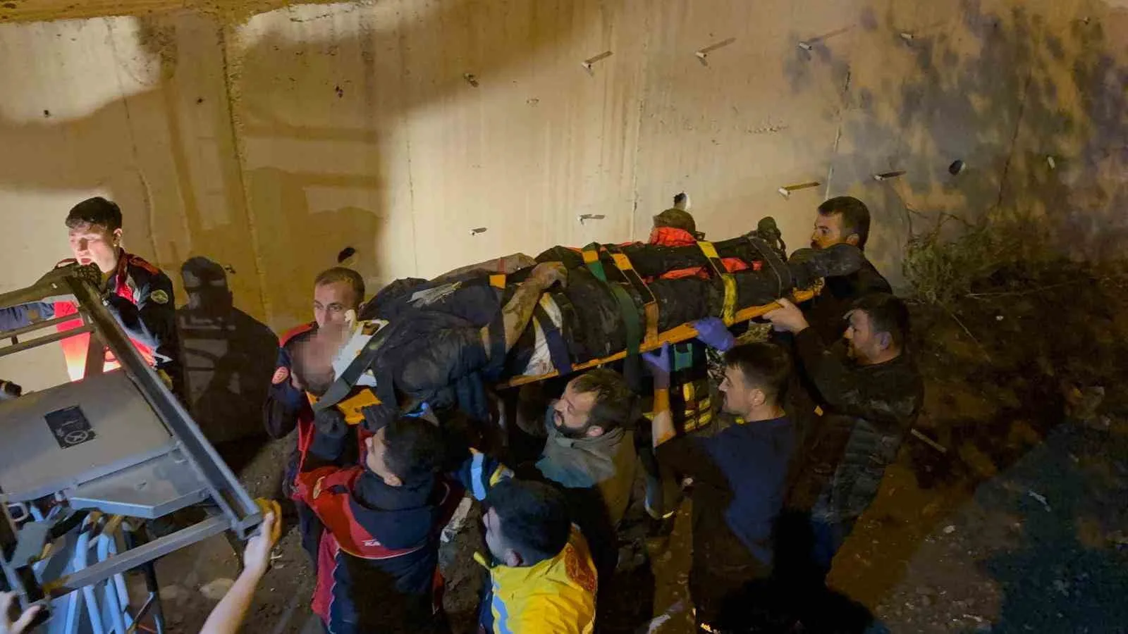 Kayseri’nin Melikgazi ilçesinde meydana gelen kazada bir kamyonet kanala uçtu.