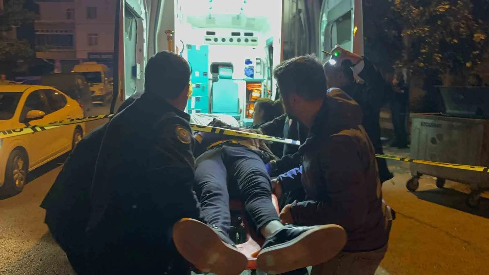 Kayseri’nin Kocasinan ilçesinde 2 şahıs evlerinin önünde beklediği husumetlilerine otomatik