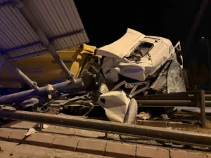Kayseri’nin Melikgazi ilçesinde sürücüsünün direksiyon hakimiyetini kaybettiği tır bariyerlere girdi,