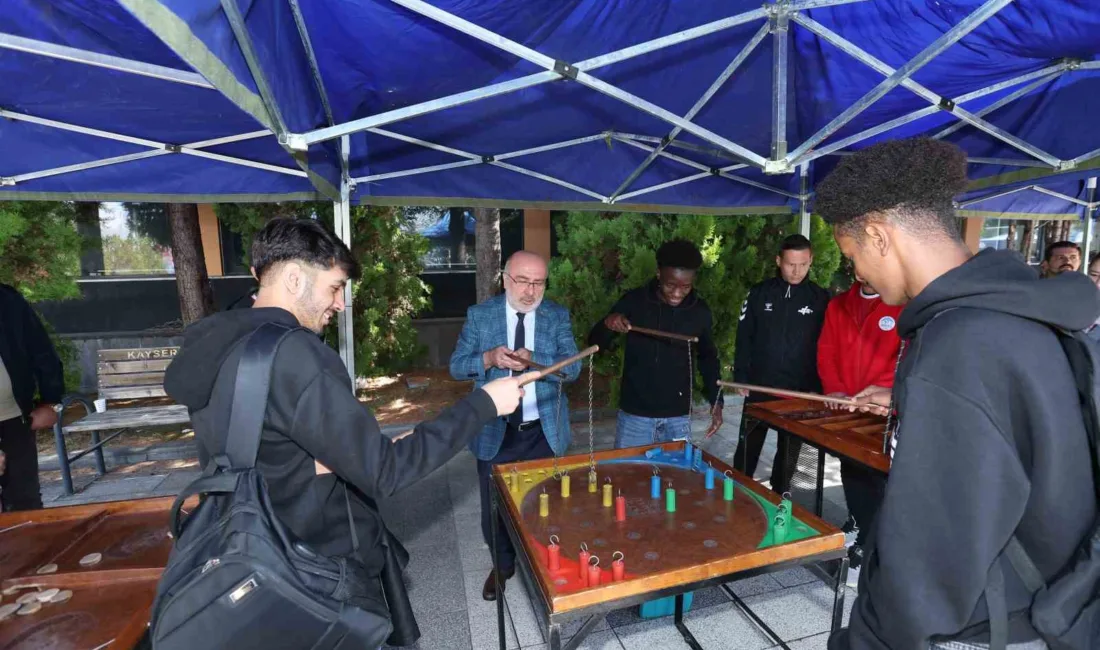 Kayseri Büyükşehir Belediyesi; Kayseri Üniversitesi’ne yeni başlayan gençleri bilgilendirme stantlarıyla
