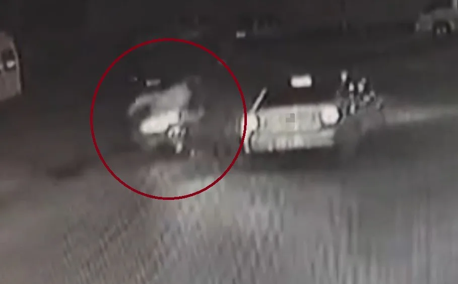 Mersin’in Erdemli ilçesinde motosiklet ile otomobil çarpıştı. Motosiklet sürücüsünün savrularak